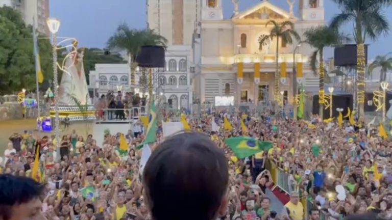 Bolsonaro é ovacionado em visita à Basílica de Nazaré, no Pará