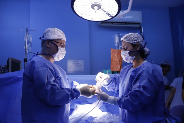 Saúde do DF realiza cirurgia inédita de bebê ainda no útero da mãe