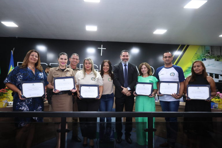 Sessão Solene em homenagem ao dia do professor lota Câmara Municipal de Valparaíso