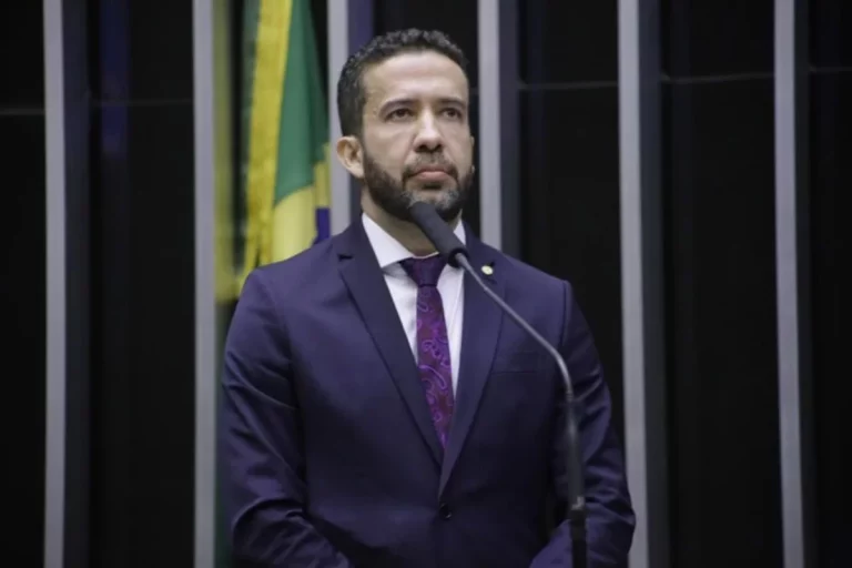 Rachadinha do Janones: Em áudio, deputado cobra salário de assessores