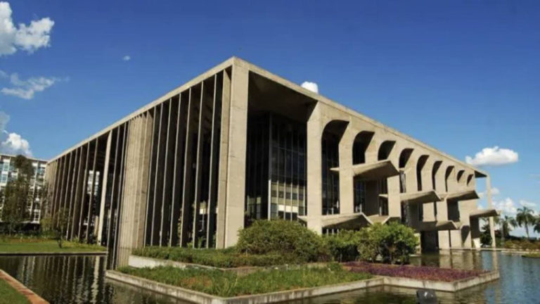 Assessores de Dino descumprem a Lei e omitem agenda no caso da “Dama do Tráfico”
