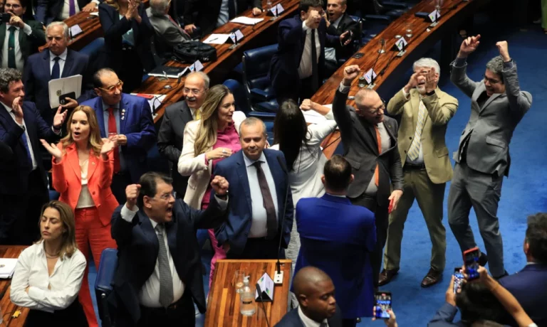 Senado aprova reforma tributária em 1º turno com placar apertado