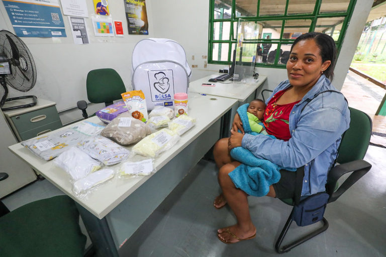 Programa Bolsa Maternidade entrega mais de 6 mil enxovais para mães do DF