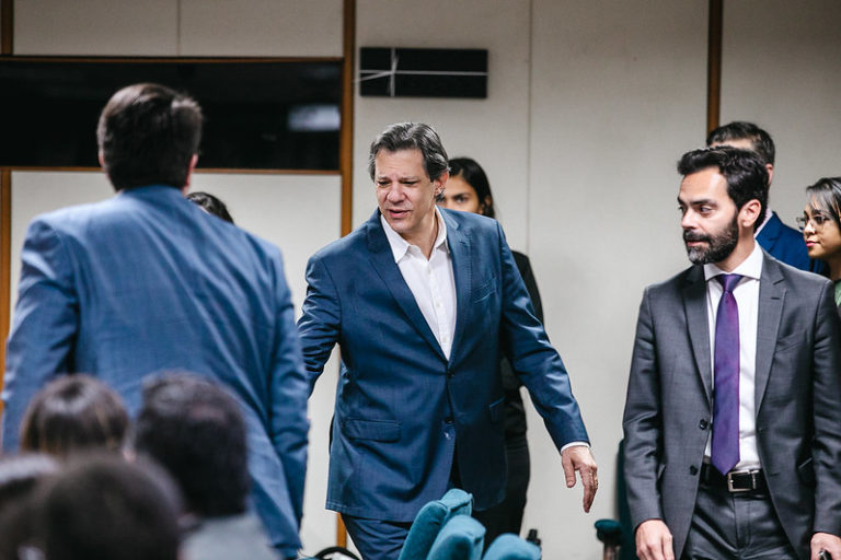 Após Petrobras anunciar redução do diesel, Haddad confirma volta da cobrança de imposto