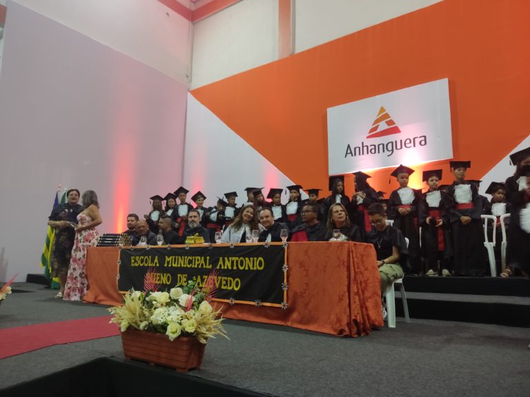 Valparaíso: Escola Municipal Antônio Bueno de Azevedo forma alunos do 5° e 9° ano
