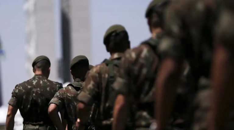 Militares podem ser proibidos de se candidatarem