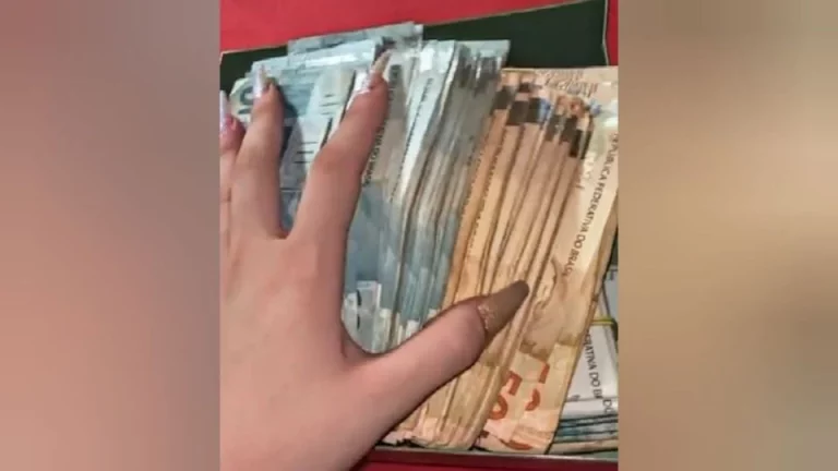 “Influencer” saca R$ 12 mil, posta maços de dinheiro nas redes e tem casa invadida