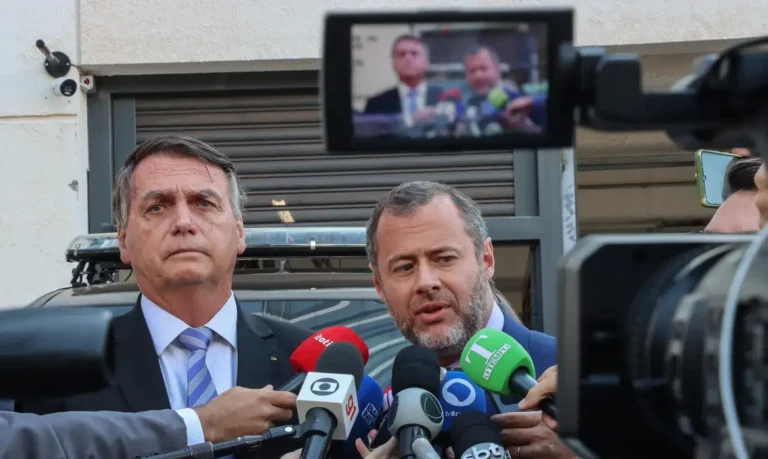 Ex-presidente Bolsonaro fica em silêncio em depoimento: “investigação é semi-secreta”