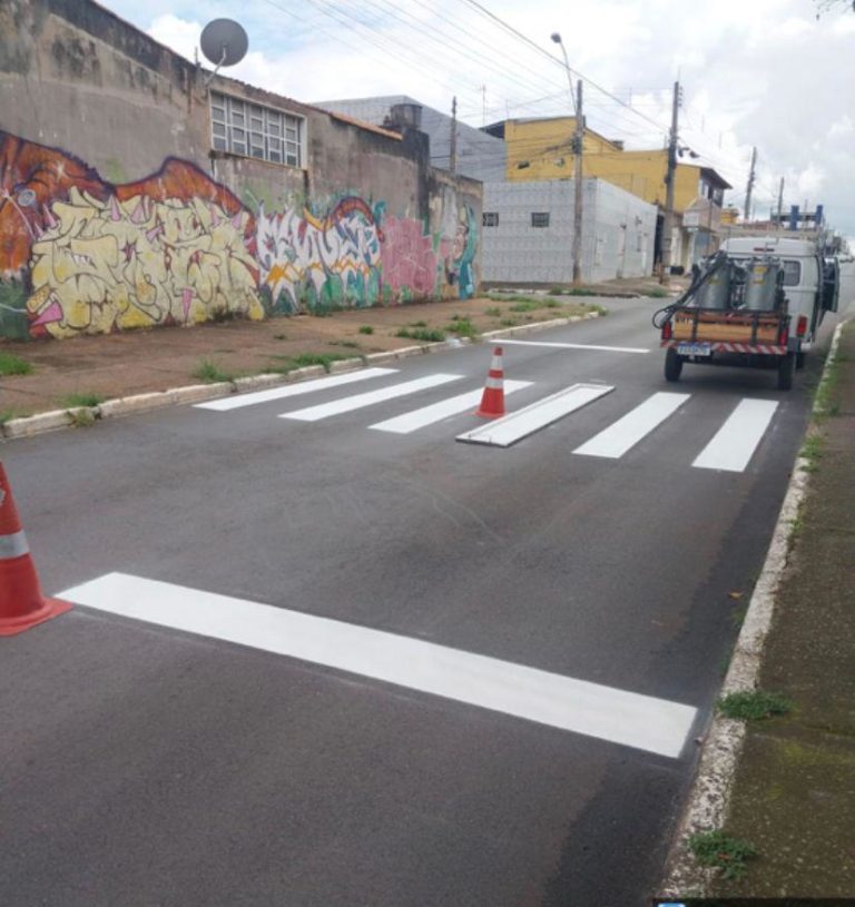 Detran-DF revitaliza dezenas de faixas de pedestres todos os dias