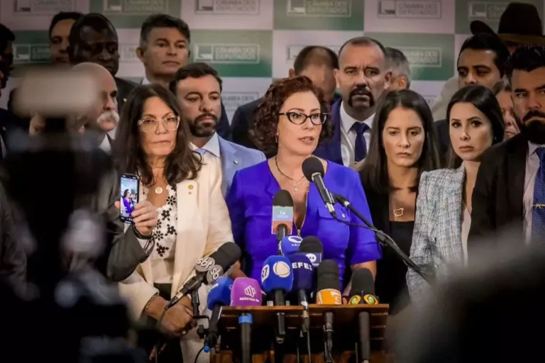 Oposição conclui assinaturas (140) e deve apresentar o pedido de impeachment hoje à tarde