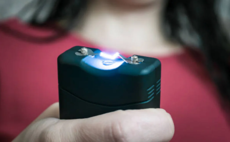 Arma de eletrochoque pode virar opção de autodefesa para mulheres do DF