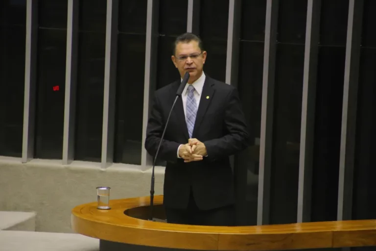 Oposição deve propor PEC para acabar com foro privilegiado