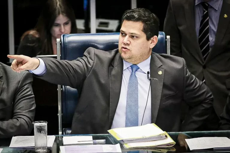 Alcolumbre manda recado a magistrados: Ou deem um passo atrás ou impeachment poderá sair