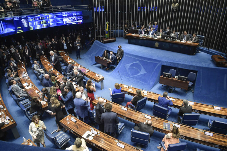 Senado aprova PEC das drogas; texto vai à Câmara
