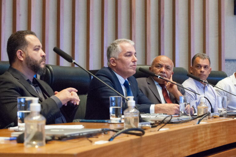 Empresas de ônibus, rodoviários e governo debatem transporte público no DF