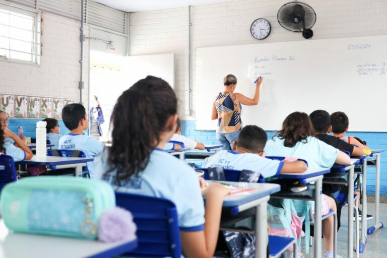 Mudança na LDO 2024 permite nomeação de 3 mil servidores da Educação