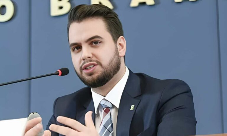 Dino nega habeas corpus de Filipe Martins, ex-assessor de Bolsonaro