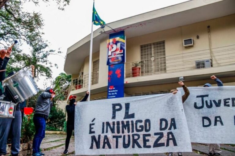 MST vandaliza sede do PL em São Paulo para ‘defender a natureza’