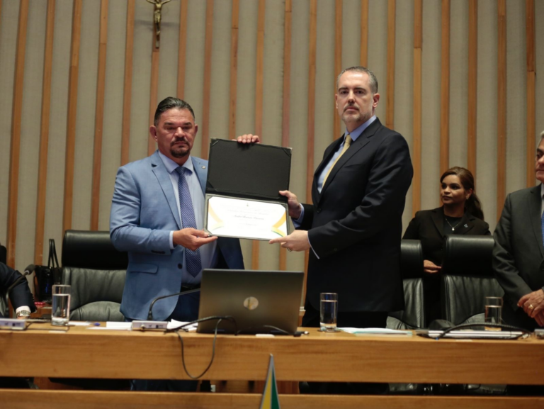 Sessão Solene na Câmara Legislativa do DF homenageia Ministro do TSE, Dr. André Ramos Tavares