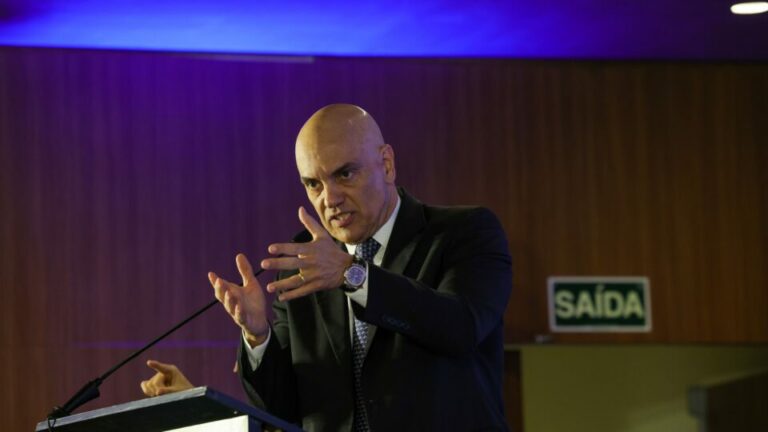 Censura ao X: Moraes manda derrubar rede social de Elon Musk no Brasil