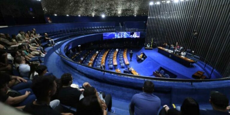 PEC da Anistia é aprovada no Senado; trâmite acelerado contradiz Pacheco
