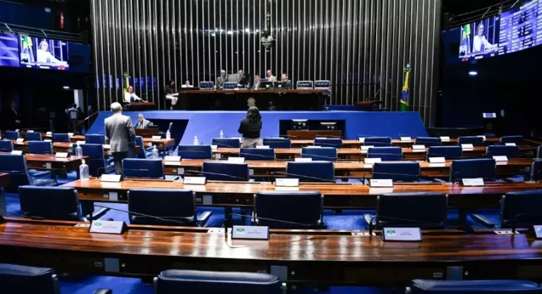 CCJ do Senado faz vergonha alterando lei para favorecer políticos ladrões