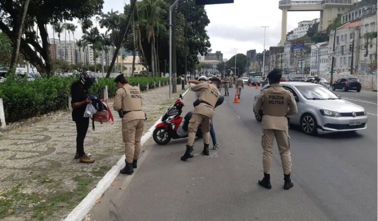 Governo Lula vai editar nova regra sobre abordagens policiais a suspeitos, uso de armas e algemas