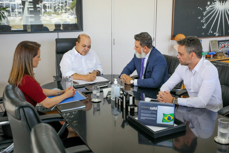 Técnicos de Enfermagem do DF têm 15% de reajuste assinado por Ibaneis Rocha