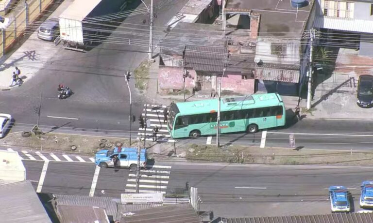“Vítimas da Sociedade” (Bandidos) sequestram 9 ônibus e criam barricadas em confronto com o Bope no RJ