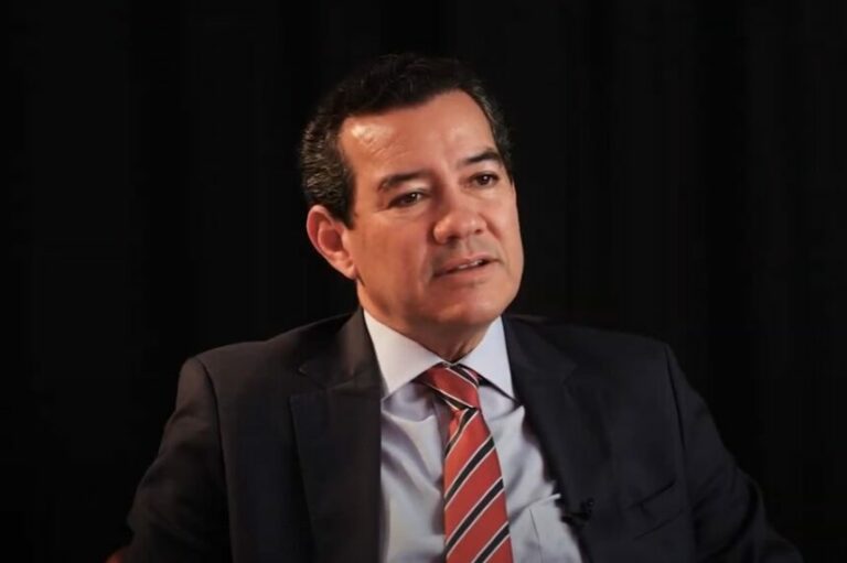 Liderança de Cleber nas pesquisas se consolida com proposta de isenção para jovens advogados