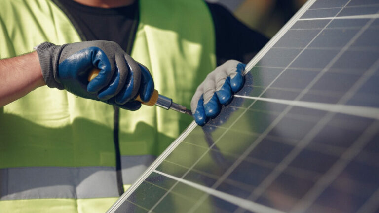 Painéis solares no telhado: distribuidoras recusam conexão de 25% dos novos sistemas