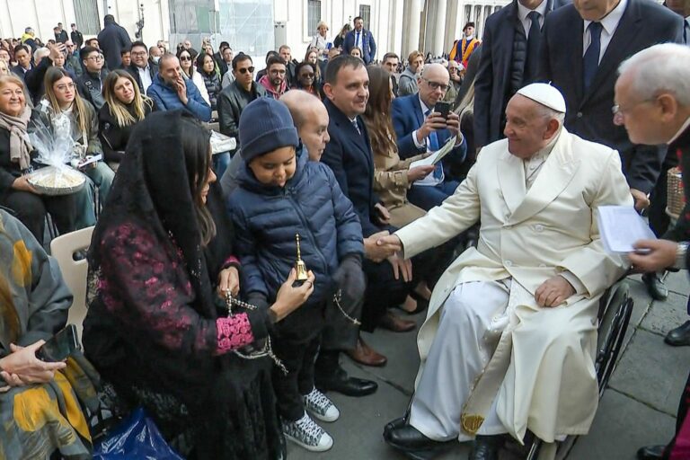 Papa Francisco é convidado por Ibaneis Rocha a visitar Brasília em 2015