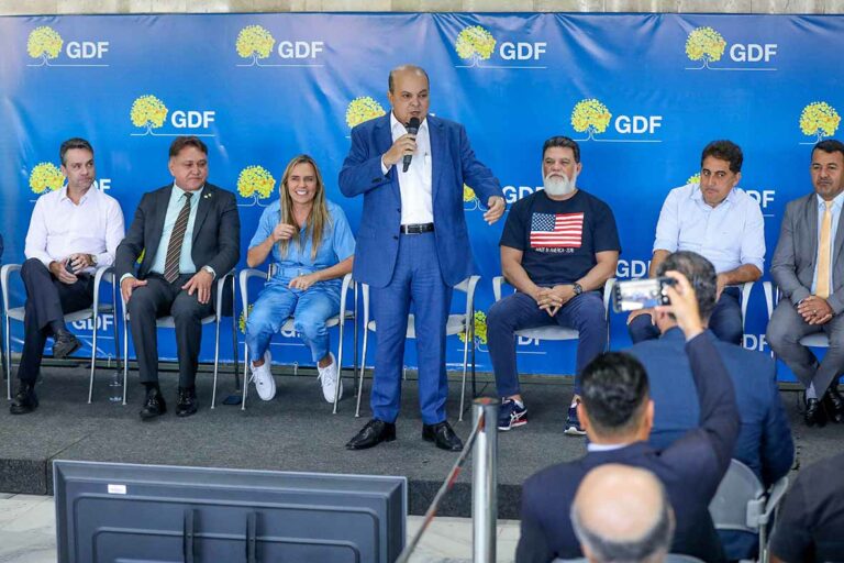 Pró-DF e Desenvolve-DF chegam a mil escrituras e contratos entregues