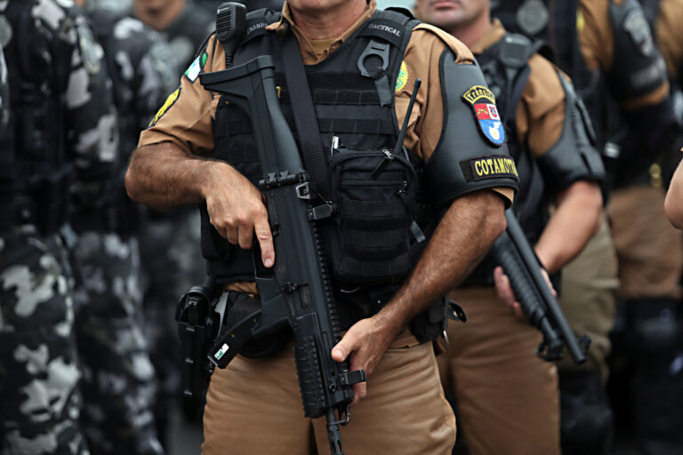 Governo quer limitar uso de armas por policiais e vincular verbas federais a novas normas