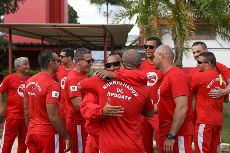 Bombeiros do DF retornam após missão de apoio e resgate em São José da Barra (MG)