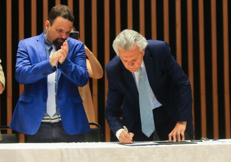 Caiado cumpre palavra e sanciona reajustes de servidores e forças policiais