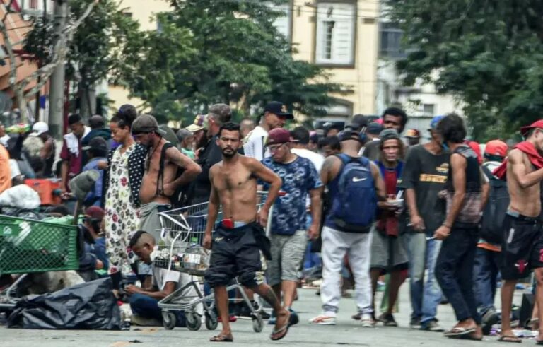 Em São Paulo, Banheiros, chuveiros e guarda sol para a Cracolândia