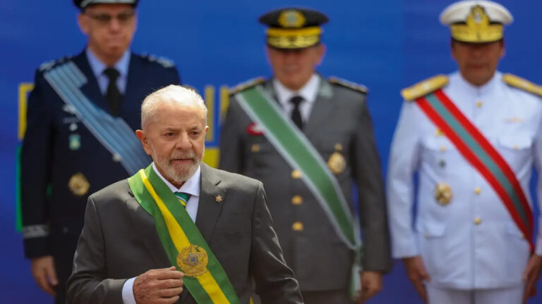 Apesar dos esforços de Lula, relação com militares é marcada por desconfiança