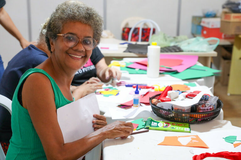 Projeto com mulheres desenvolve atividades infantis para filhos e netos