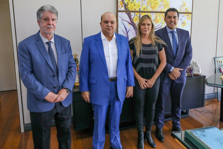 Governador empossa novo secretário de Saúde