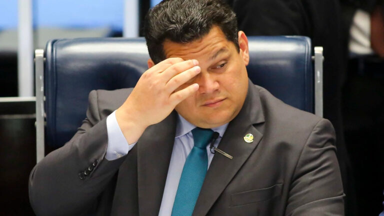 Sob pressão, Alcolumbre manda recado ao STF