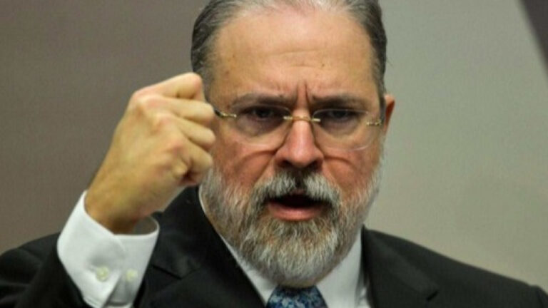 Aras, ex-procurador-geral, contesta: ‘Inquérito contra presidente da República não se faz na PF’