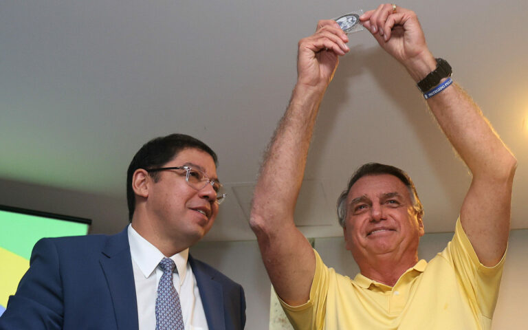 Mais uma pesquisa para animar a base de Bolsonaro. No estimulado Bolsonaro passa Lula