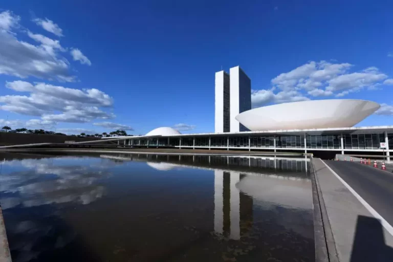 Poder de presidentes do Senado e da Câmara vai da pauta a impeachment