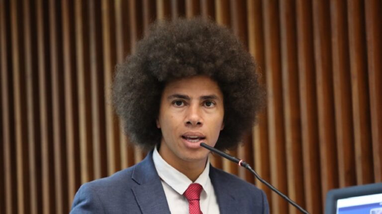 Deputado petista enfrenta pedido de cassação após ofensas e agressão