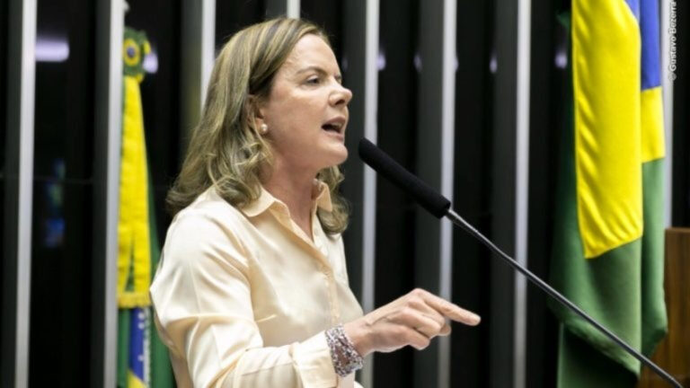 Gleisi substitui Padilha e assume Secretaria de Relações Institucionais