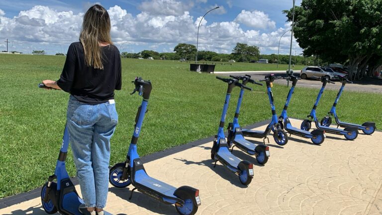 População deve se atentar às regras para circulação em patinetes