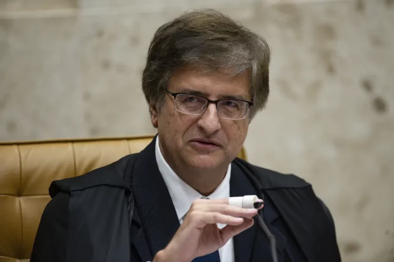 Senadores da oposição protocolam pedido de impeachment de Gonet, após denúncia de golpe