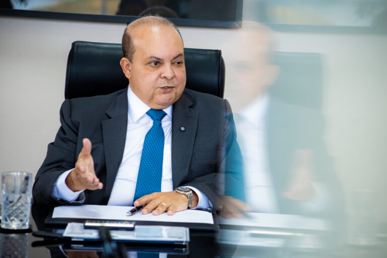 Moraes endossa parecer da PGR e inquérito contra Ibaneis é arquivado