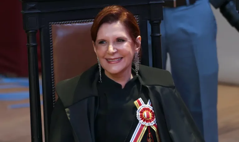 Bolsonaro pode ser julgado pela Justiça Militar e perder patente, diz ministra do STM